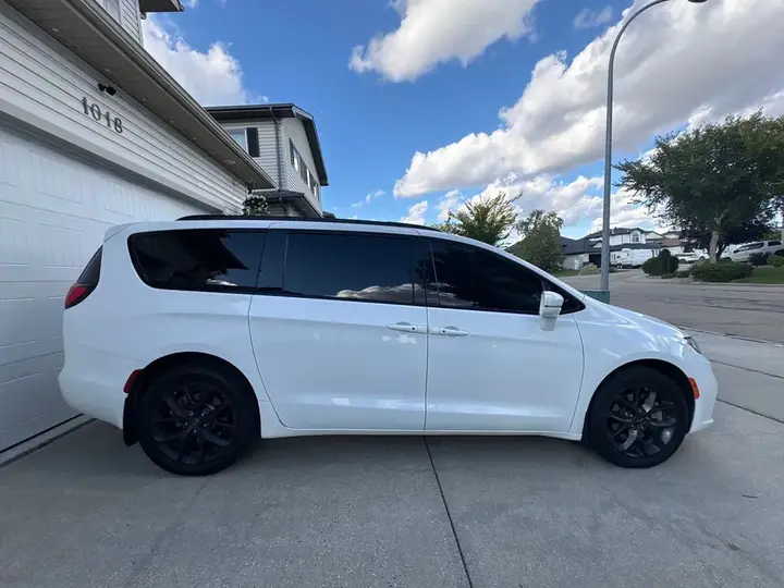 Chrysler Pacifica 2022 photo 2