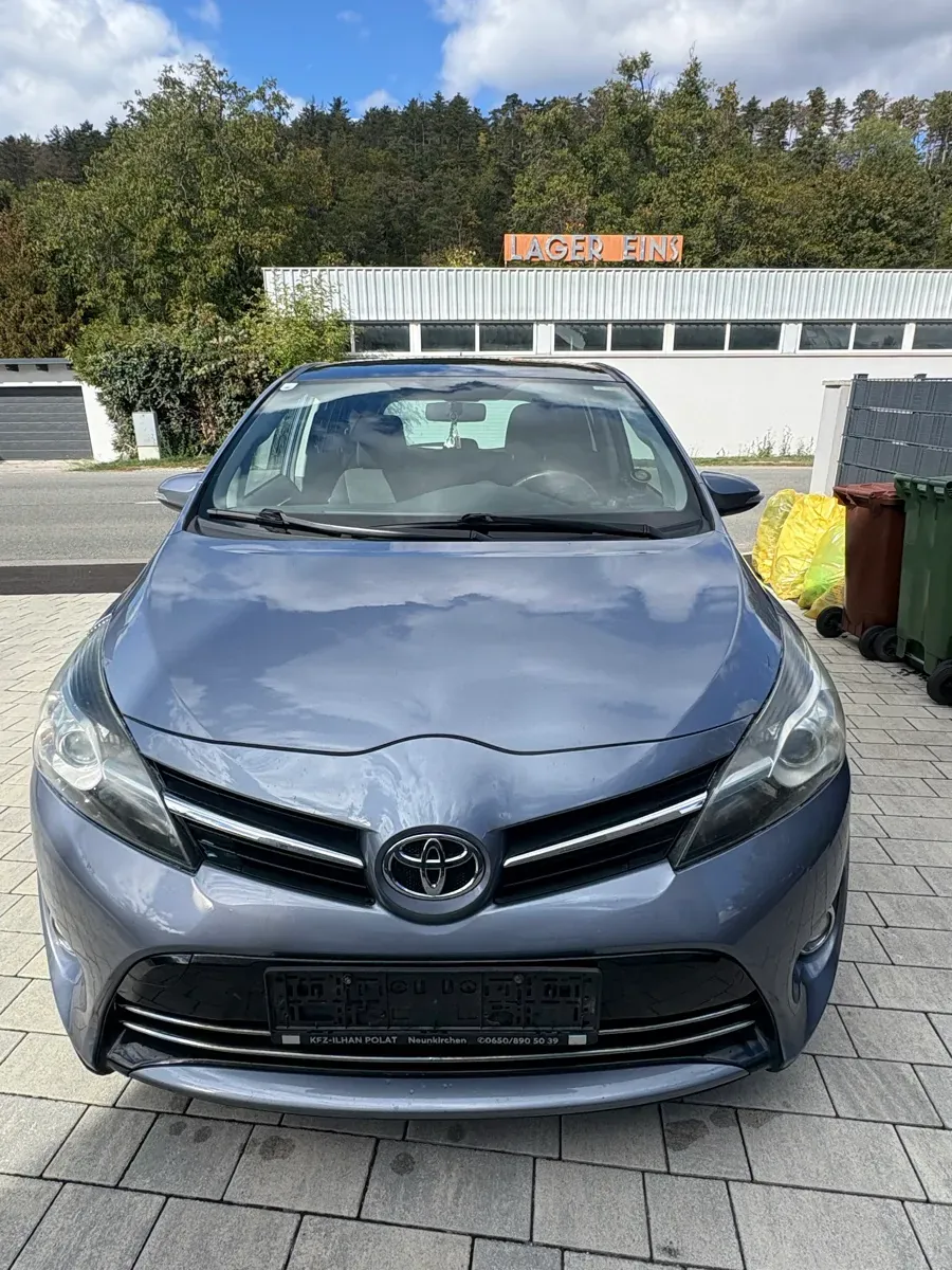 Toyota Verso 2013 photo 2