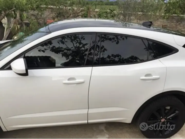 Jaguar E-Pace 2019 photo 2