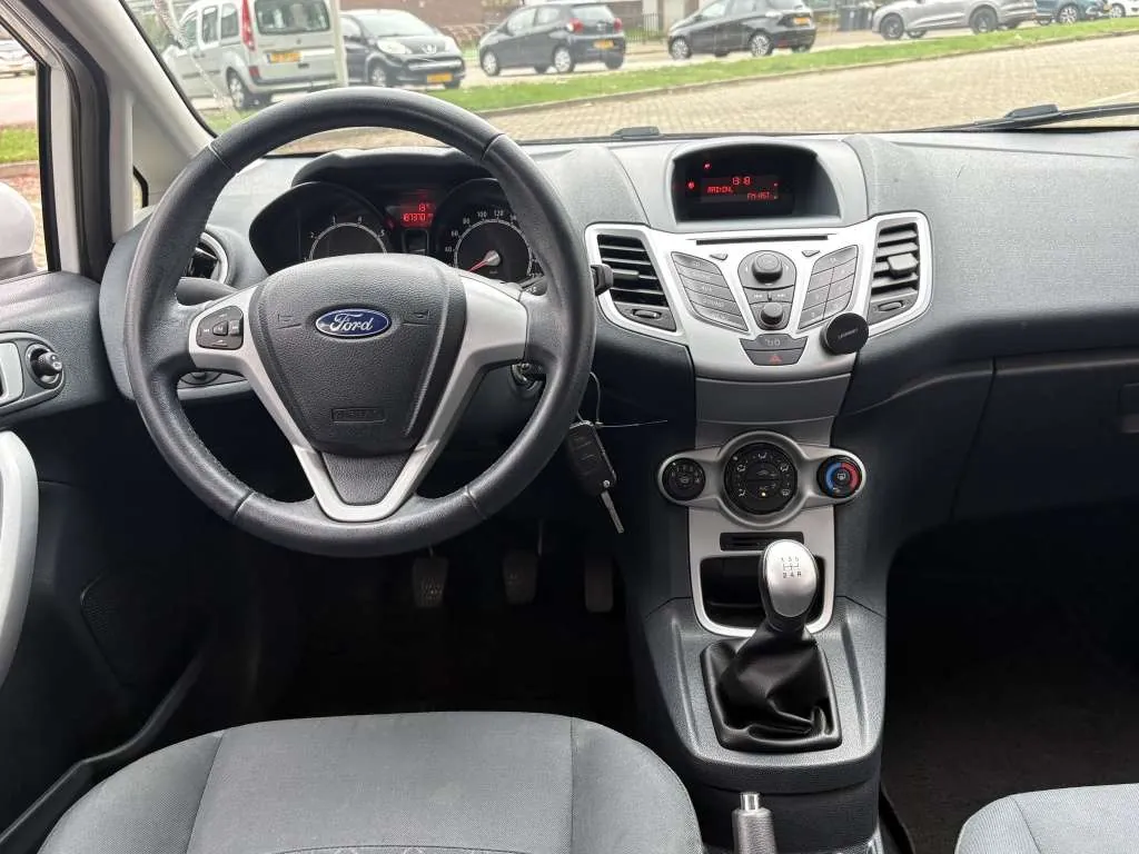 Ford Fiesta 2011 photo 2