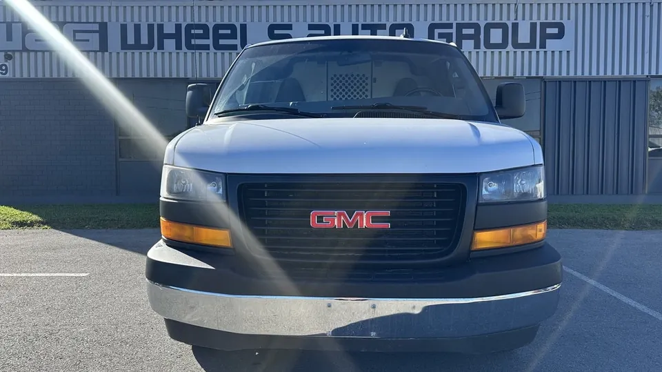 GMC Savana 2021 photo 2
