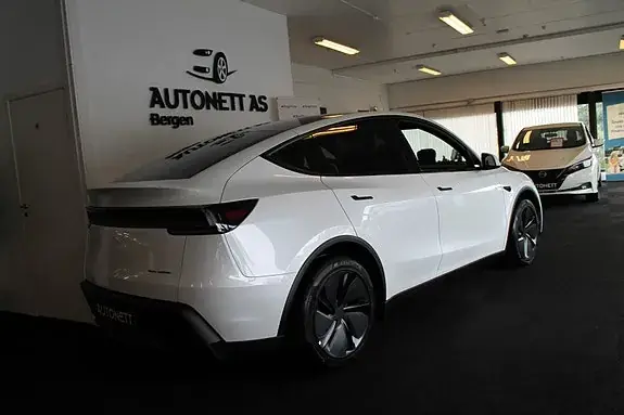 Tesla Model Y 2026 photo 3