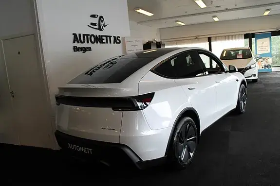 Tesla Model Y 2026 photo 5