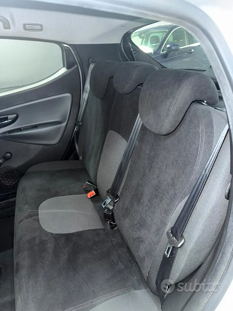 Lancia Ypsilon 2012 photo 4
