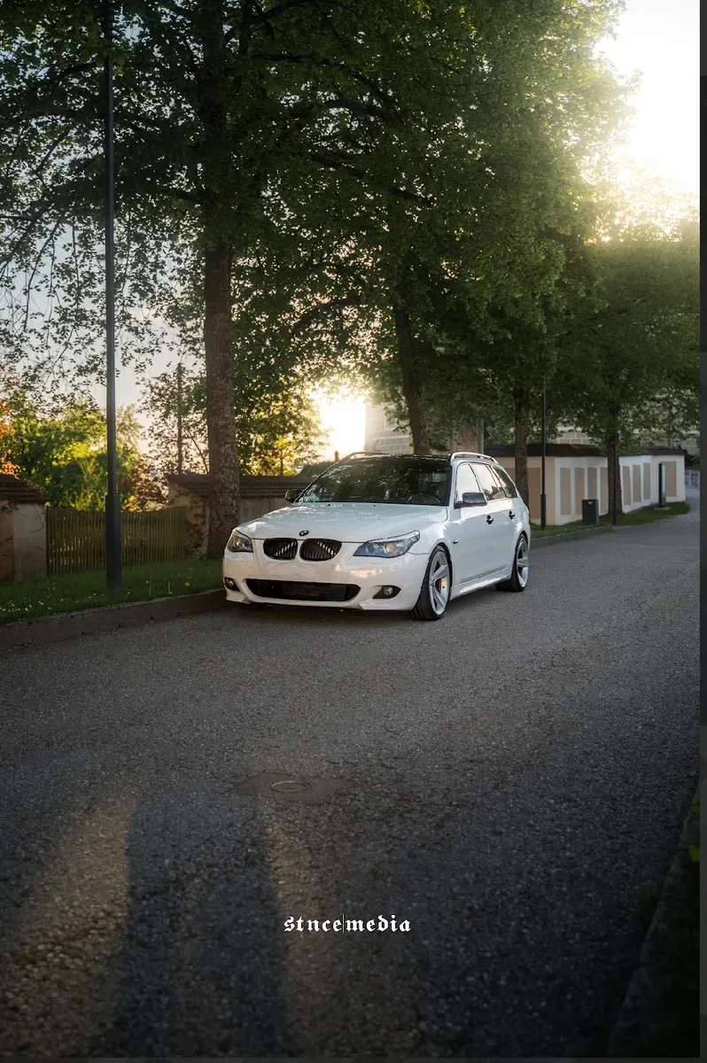 BMW 5 Series Touring 2009 photo 2