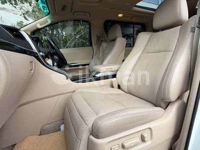 Toyota Vellfire 2012 photo 4