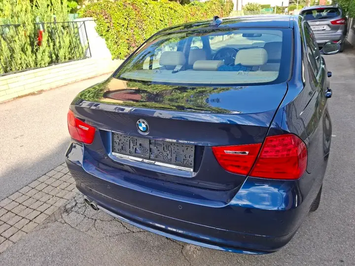 BMW 3 Series 2011 photo 2