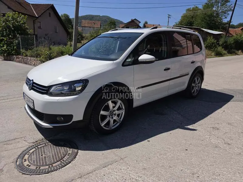 Volkswagen Touran 2012 photo 2