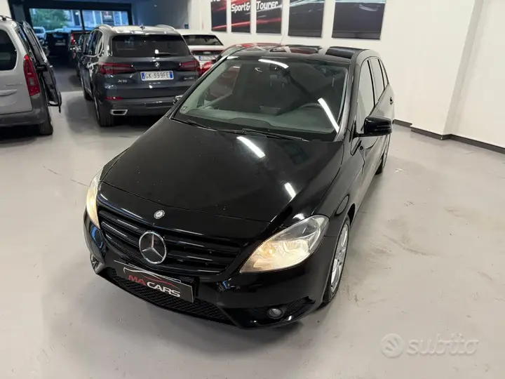 Mercedes-Benz B 180 2013 photo 2