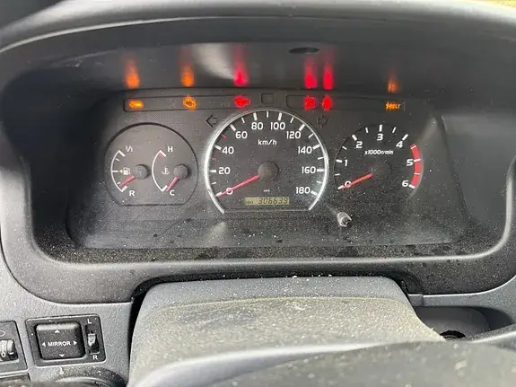 Toyota Hiace 2010 photo 2