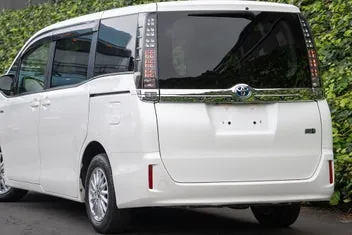 Toyota Voxy 2017 photo 4