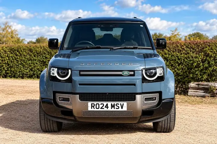 Land Rover Defender 2024 photo 2