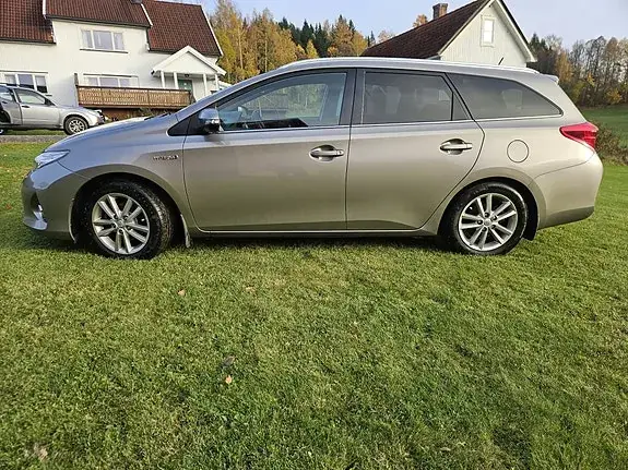 Toyota Auris 2015 photo 4