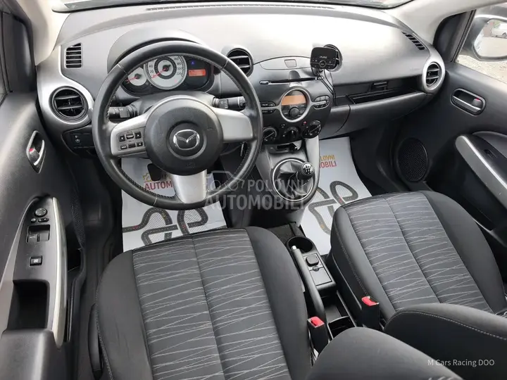 Mazda 2 2010 photo 3