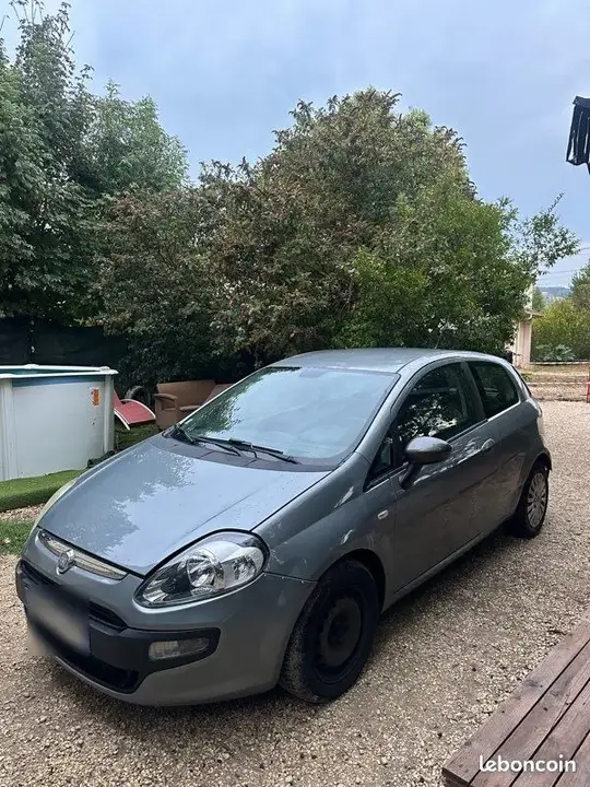 Fiat Grande Punto 2011 photo 2