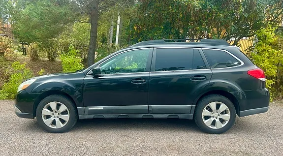 Subaru Outback 2010 photo 2
