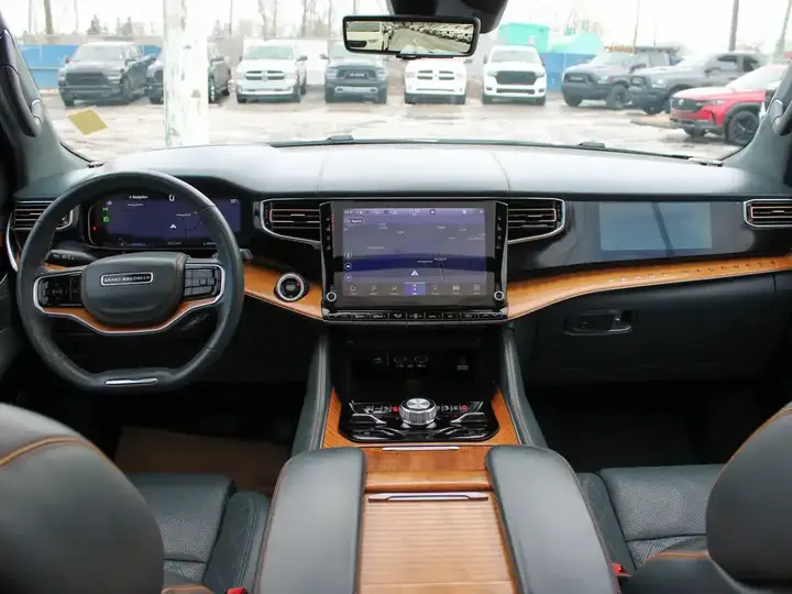 Jeep Grand Wagoneer 2023 photo 4