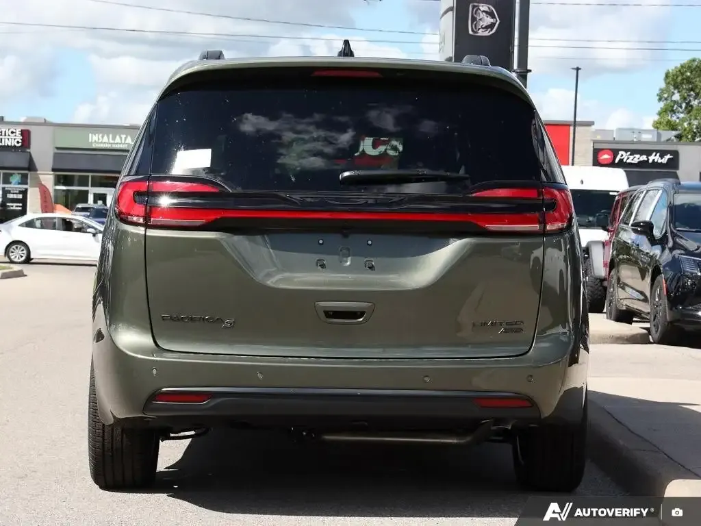 Chrysler Pacifica 2027 photo 5
