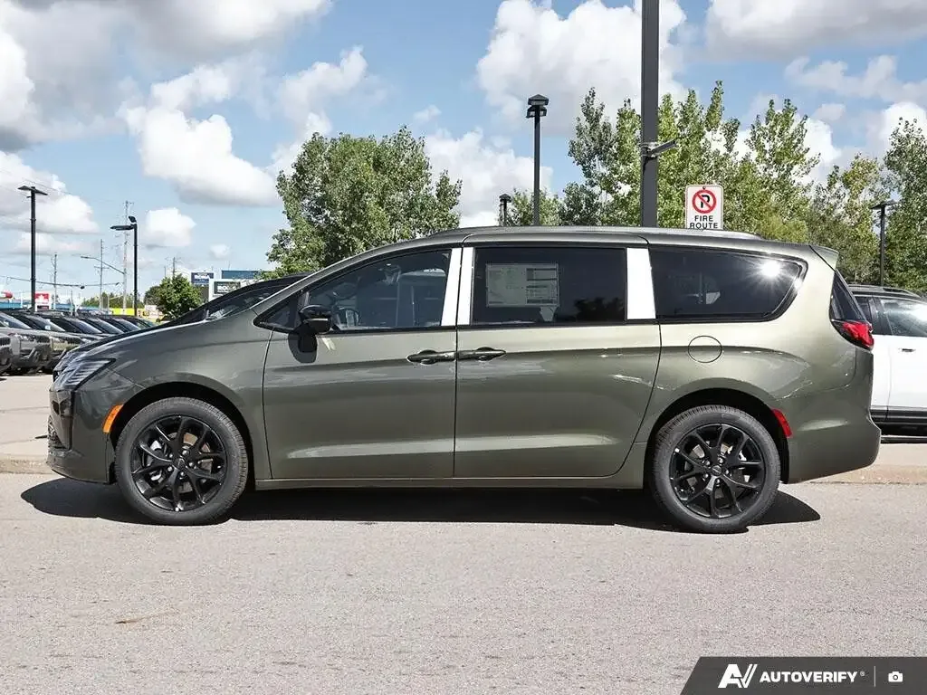 Chrysler Pacifica 2027 photo 3