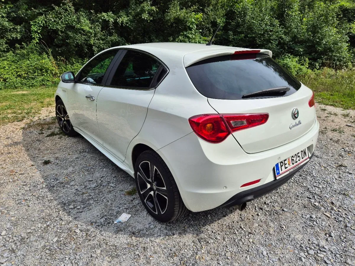 Alfa Romeo Giulietta 2012 photo 2