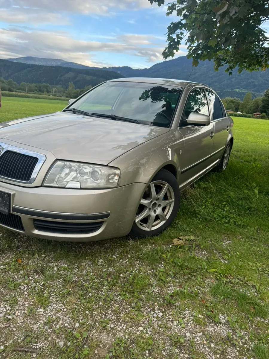 Skoda Superb 2004 photo 2