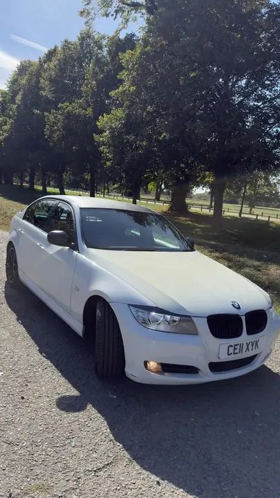 BMW 3 Series 2011 photo 2