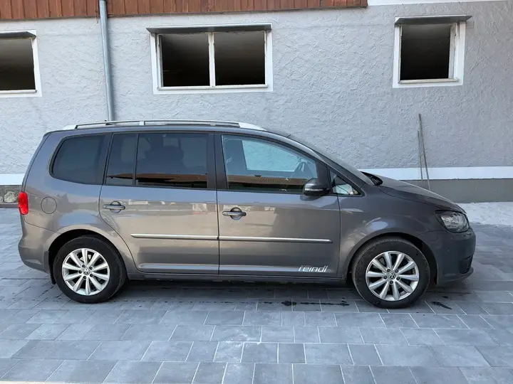 Volkswagen Touran 2010 photo 2
