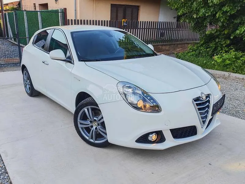 Alfa Romeo Giulietta 2014 photo 2