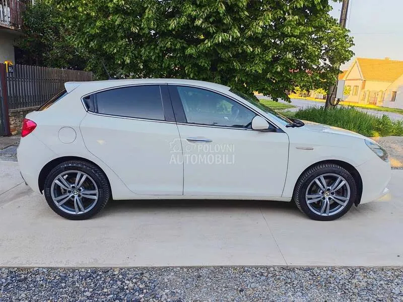 Alfa Romeo Giulietta 2014 photo 4