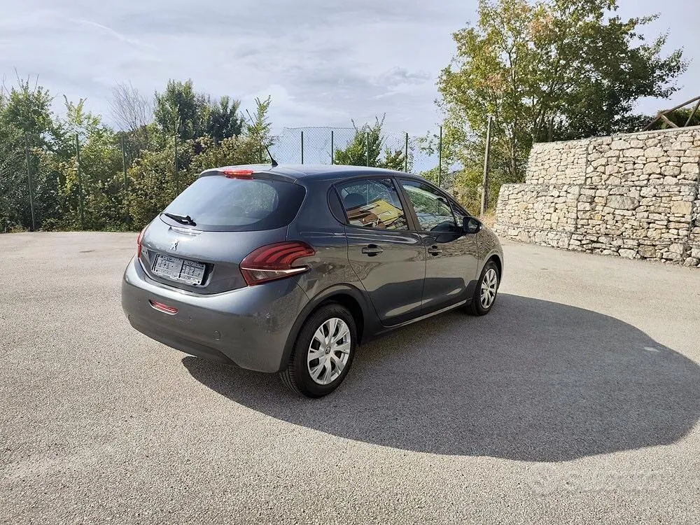Peugeot 208 2015 photo 5
