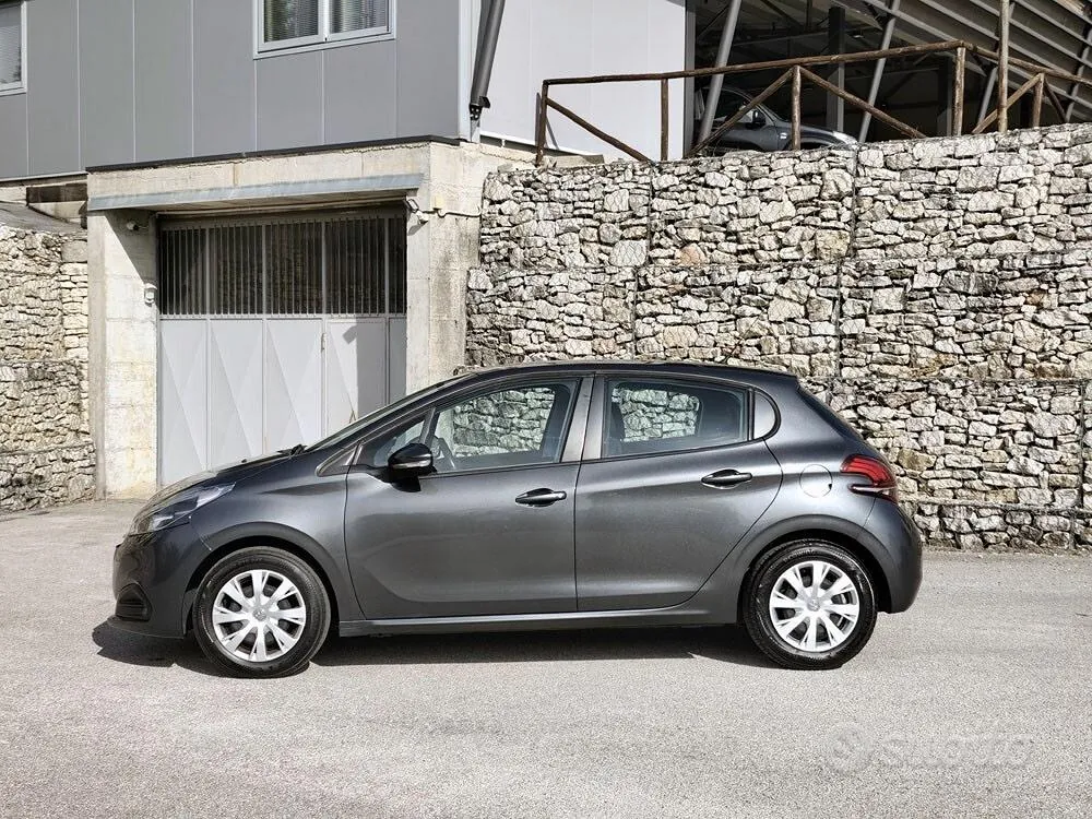 Peugeot 208 2015 photo 2