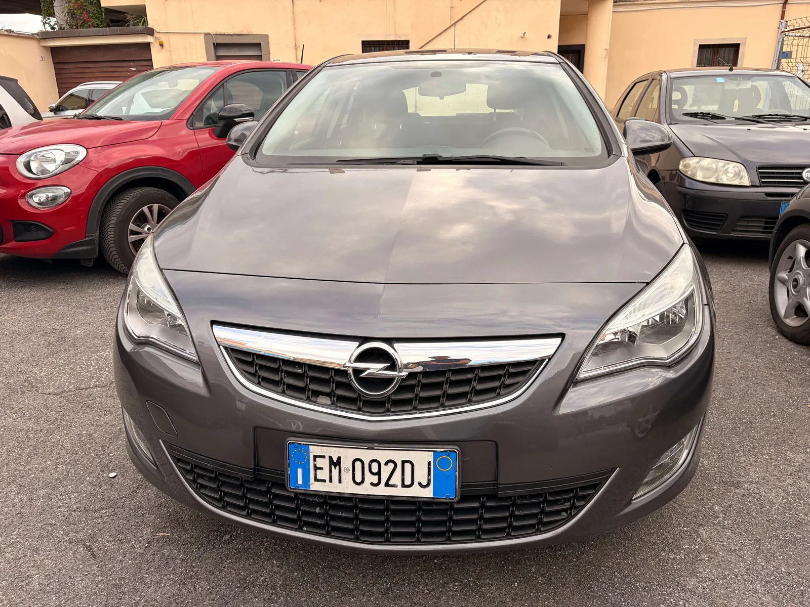 Opel Astra 2012 photo 2
