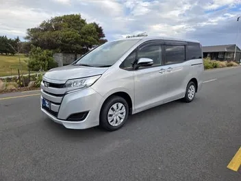Toyota Noah 2021 photo 4