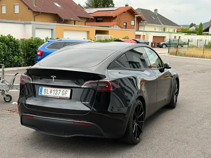Tesla Model Y 2022 photo 2