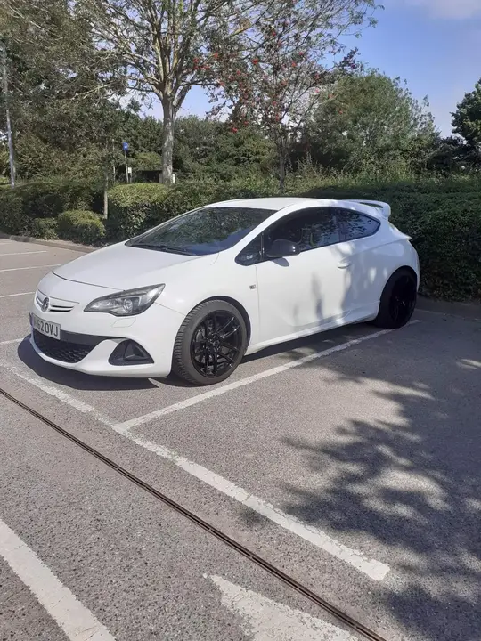 Vauxhall Astra 2012 photo 2