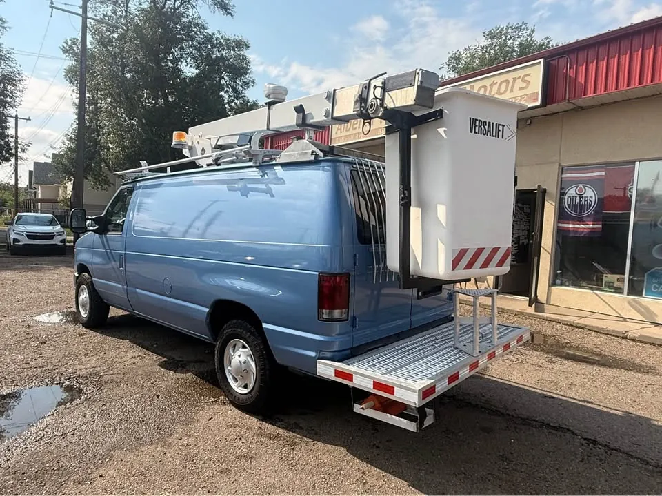 Ford E-350 Super Duty Bucket Van 2010 photo 2