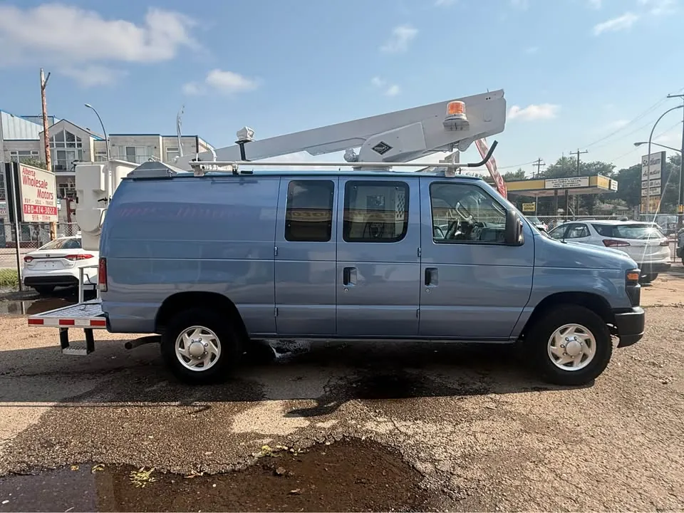 Ford E-350 Super Duty Bucket Van 2010 photo 3