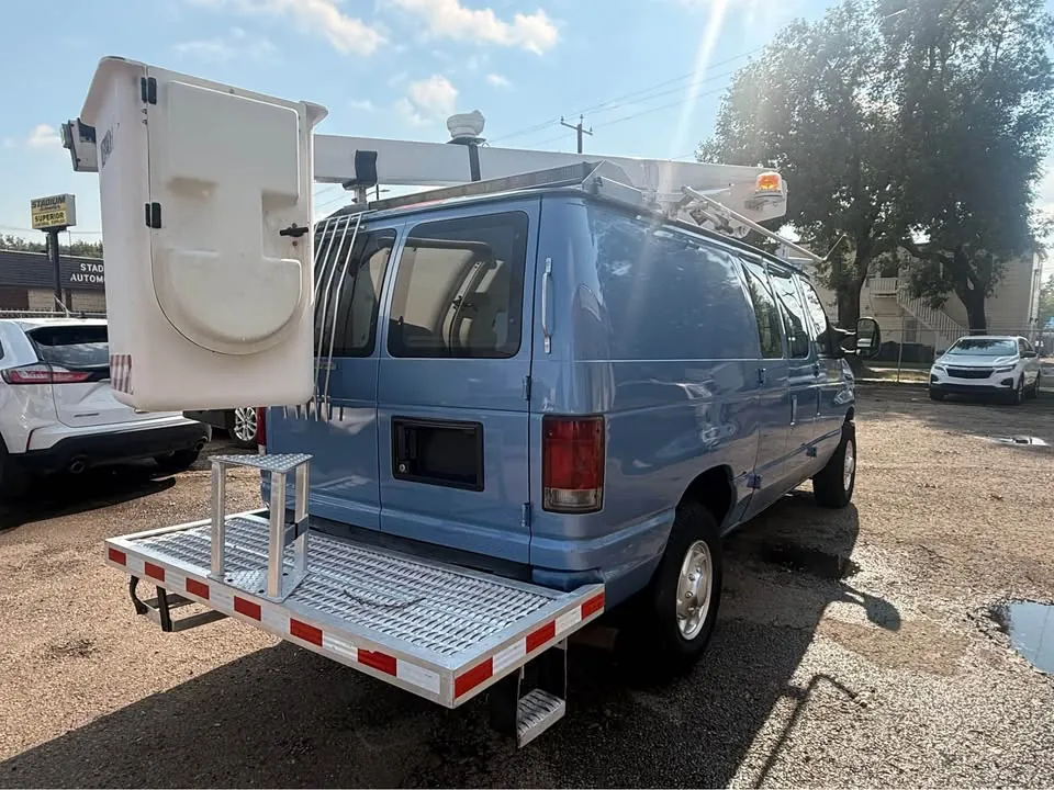 Ford E-350 Super Duty Bucket Van 2010 photo 5