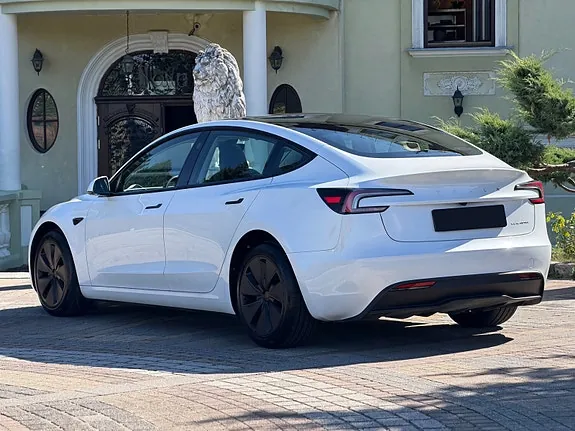 Tesla Model 3 2024 photo 3