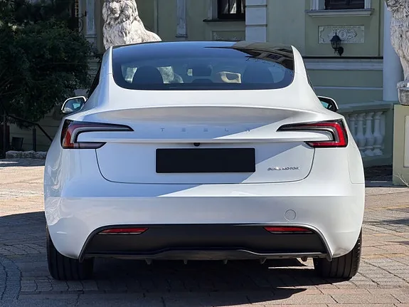 Tesla Model 3 2024 photo 2