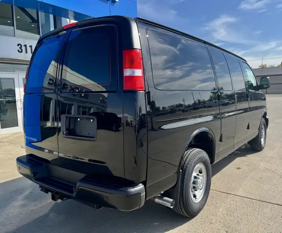 Chevrolet Express 2500 2025 photo 2