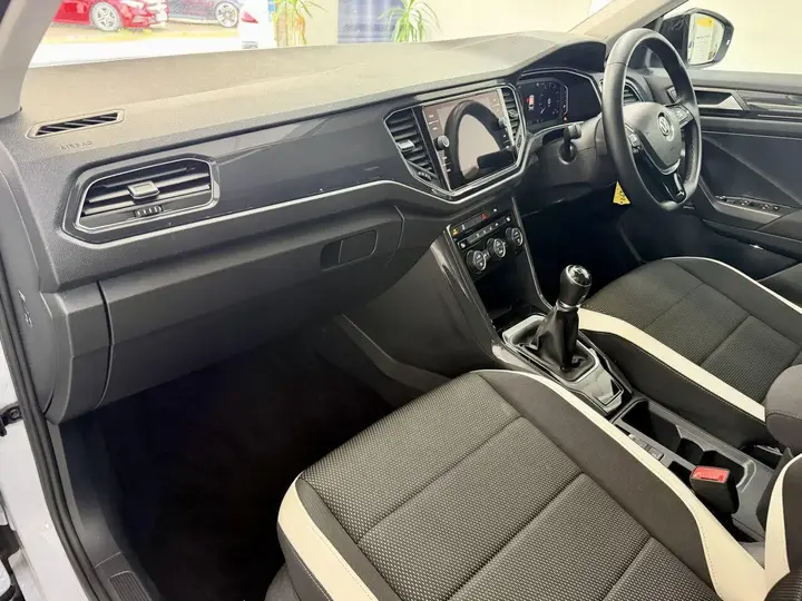 Volkswagen T-Roc 2019 photo 2