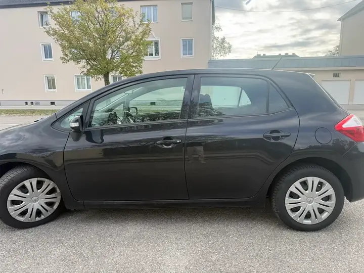 Toyota Auris 2011 photo 2