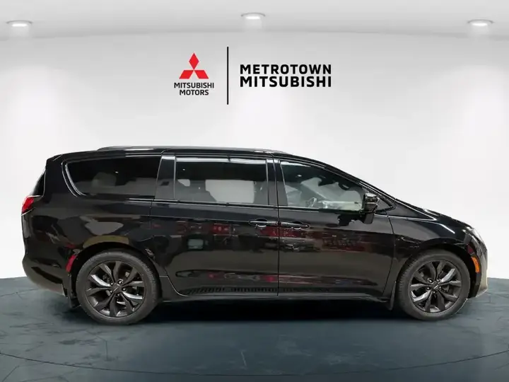 Chrysler Pacifica 2018 photo 2