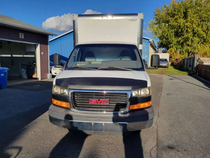 GMC Savana 2009 photo 2