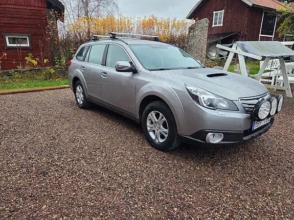 Subaru Outback 2011 photo 2
