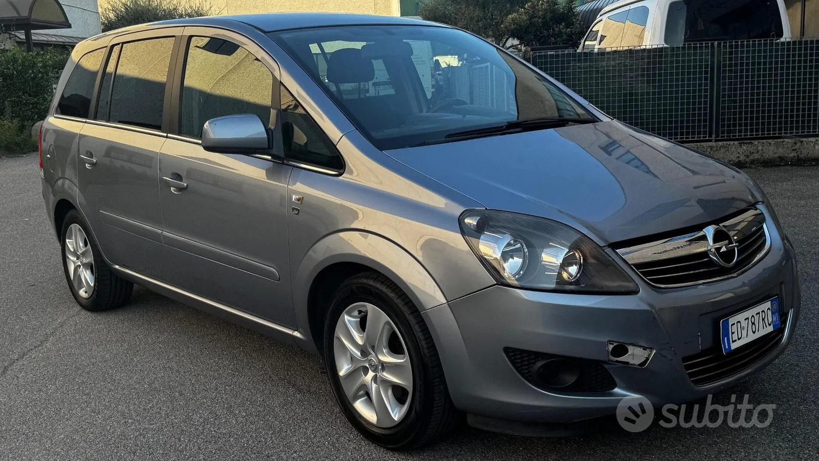 Opel Zafira 2010 photo 2
