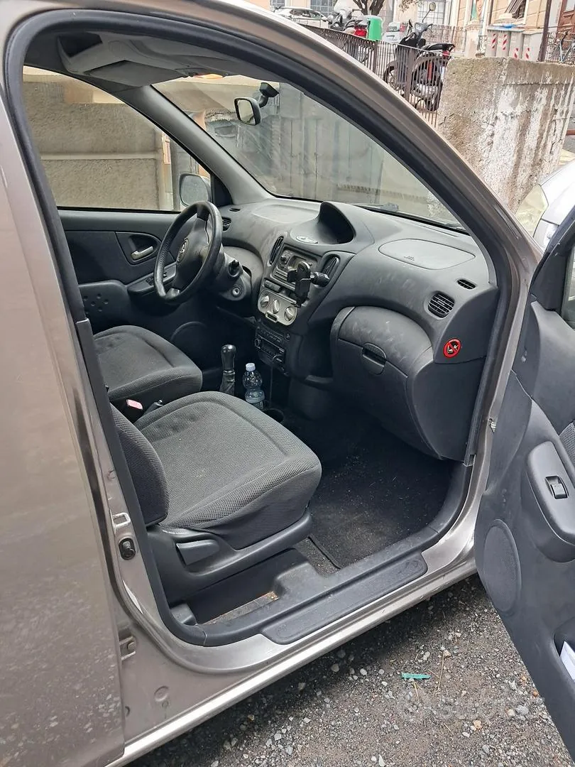 Toyota Yaris 2004 photo 3