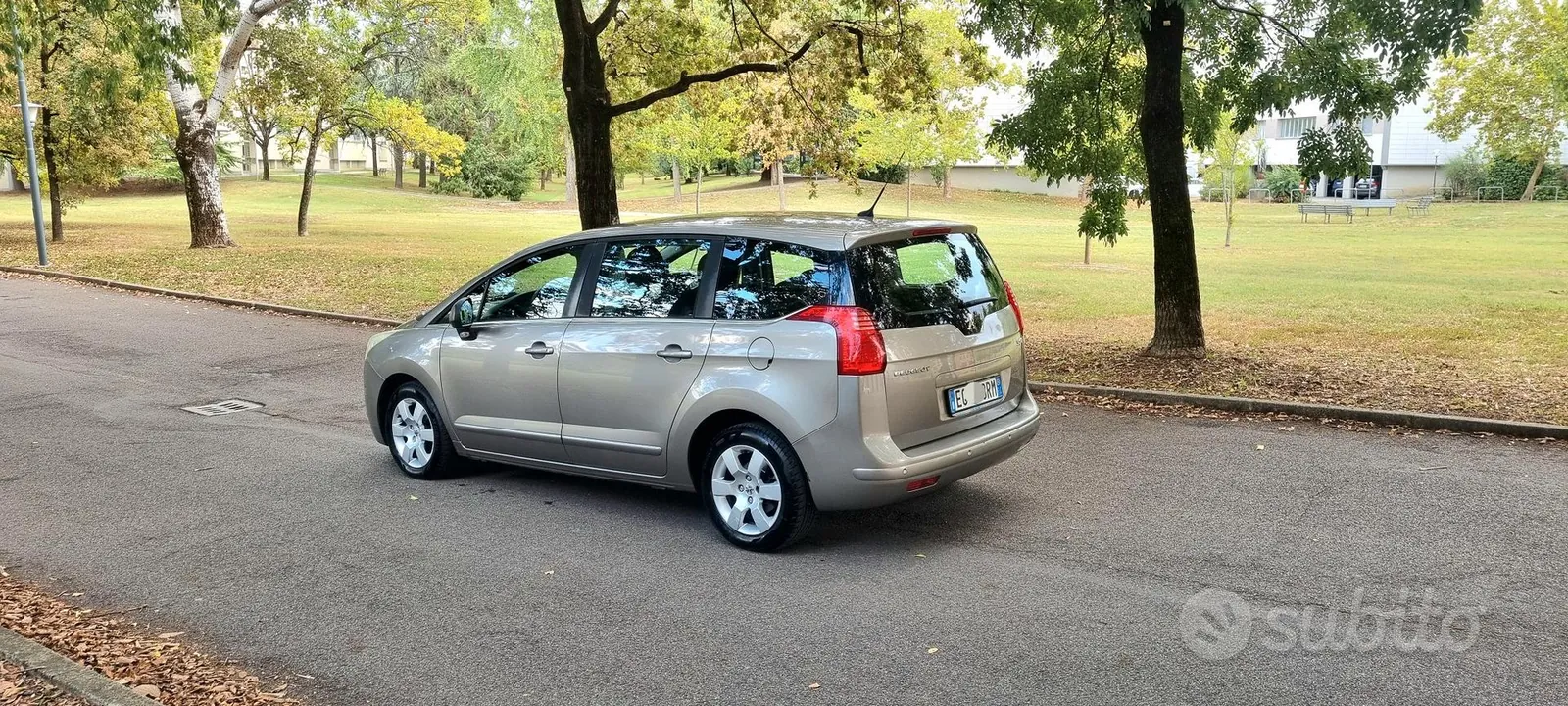 Peugeot 5008 2011 photo 2