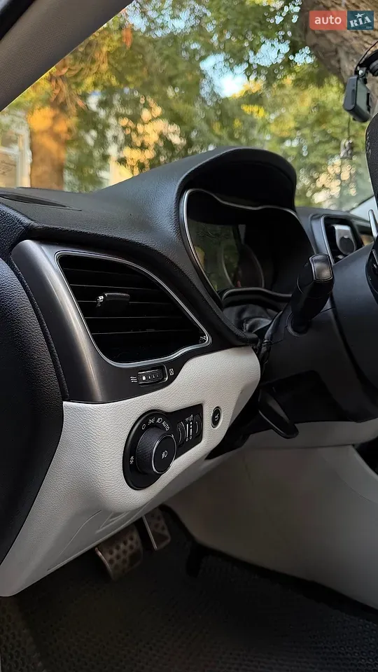 Jeep Cherokee 2018 photo 2